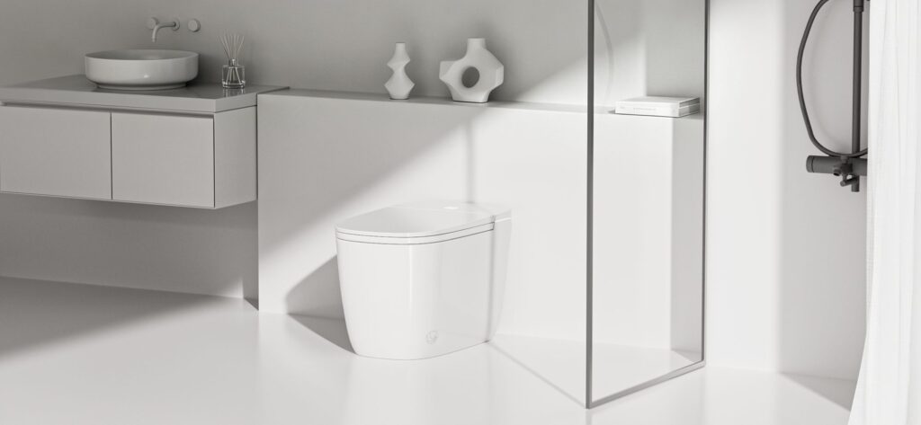 Nashi Square junto a un mueble de lavabo blanco